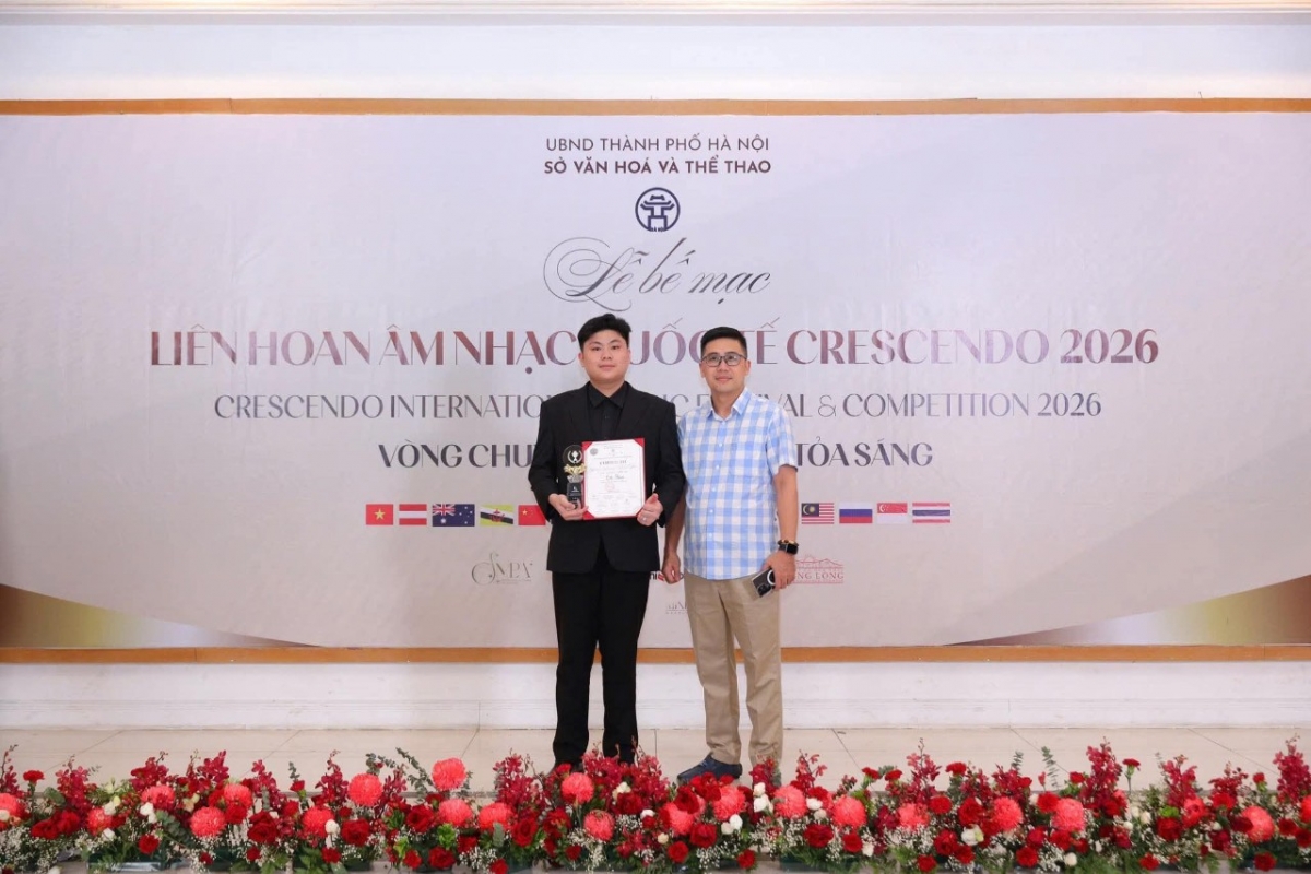 Thí sinh Đặng Hoàng Minh Đức và giảng viên, ca sĩ Dương Tùng Lâm.