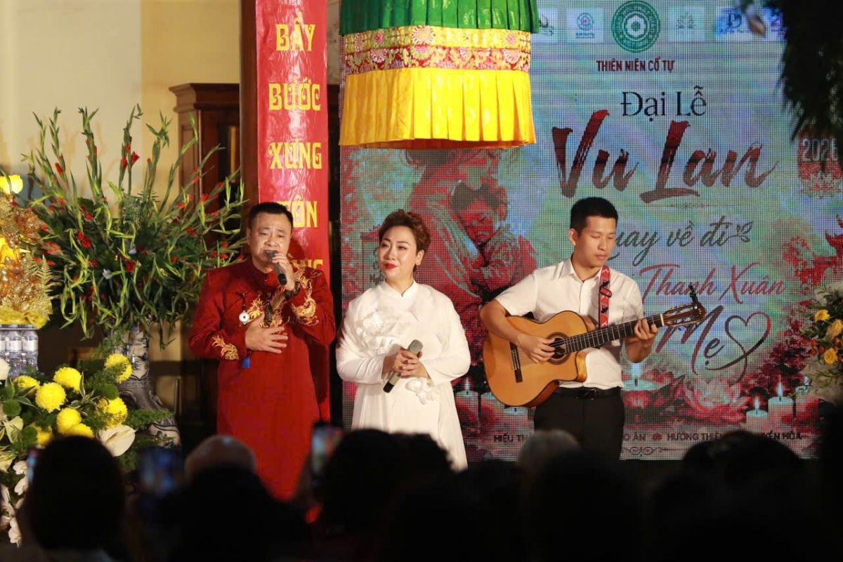 Một trong những điểm nhấn của đêm diễn là màn song ca “Mẹ yêu con” của NSND Tự Long và ca sĩ Hiền Anh. Ca khúc của nhạc sĩ Nguyễn Văn Tý đã đi qua nhiều thế hệ, gắn với hình ảnh người mẹ Việt Nam và những tình cảm thiêng liêng dành cho con.