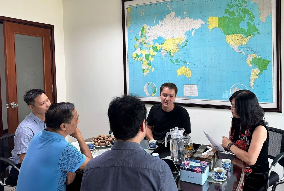 Đạo diễn phim tài liệu Francois Bibonne trả lời phỏng vấn tại Đài TNVN.