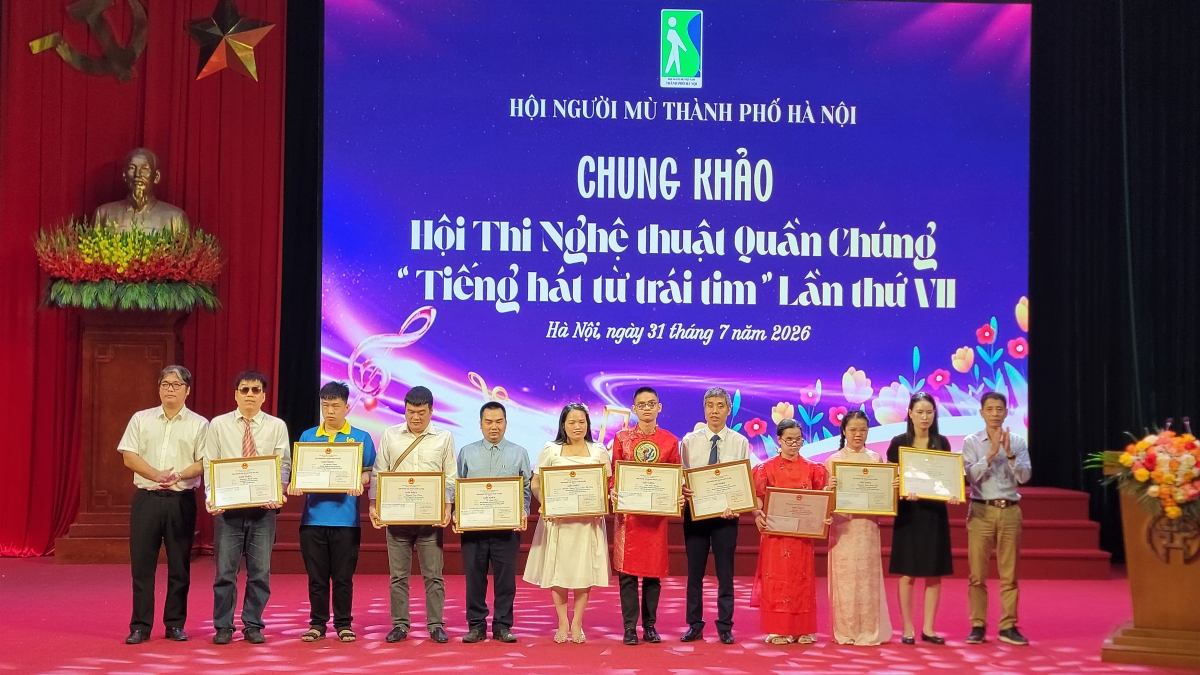 Trao giải thưởng cho các thí sinh tham gia vòng Chung khảo Hội thi "Tiếng hát từ trái tim".