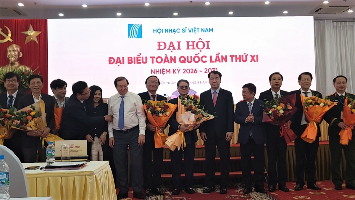 Các vị lãnh đạo tặng hoa Ban chấp hành Hội Nhạc sĩ Việt Nam nhiệm kỳ 2026 - 2031.