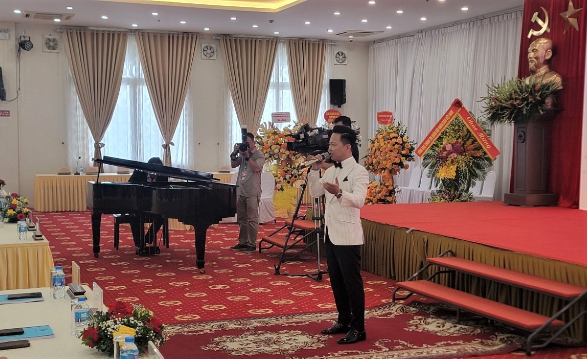 Ca sĩ Viết Danh biểu diễn bài hát "Trên đỉnh Trường Sơn ta hát" của nhạc sĩ Huy Du tại Đại hội.