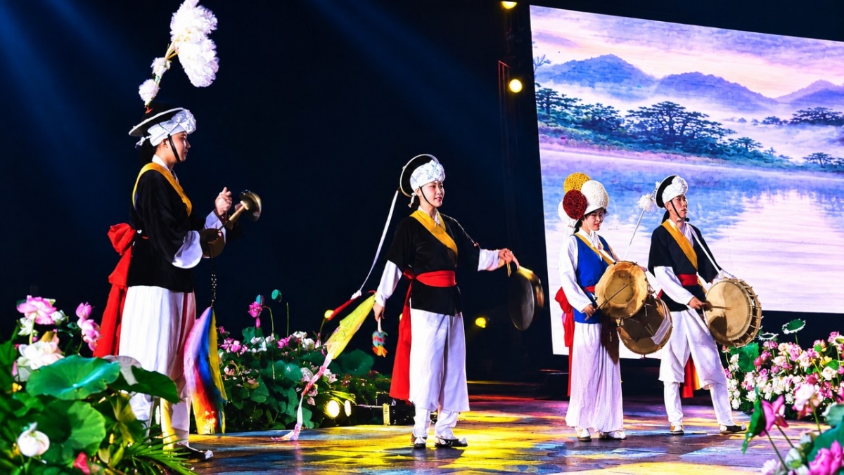 Tiết mục Múa truyền thống của đoàn Hàn Quốc.