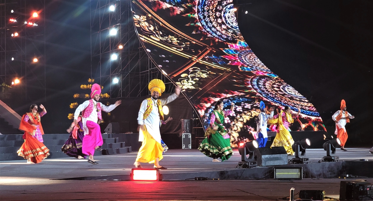 Vũ điệu Bhangra và Gidha của đoàn Nghệ thuật Dân gian Punjab Ấn Độ.