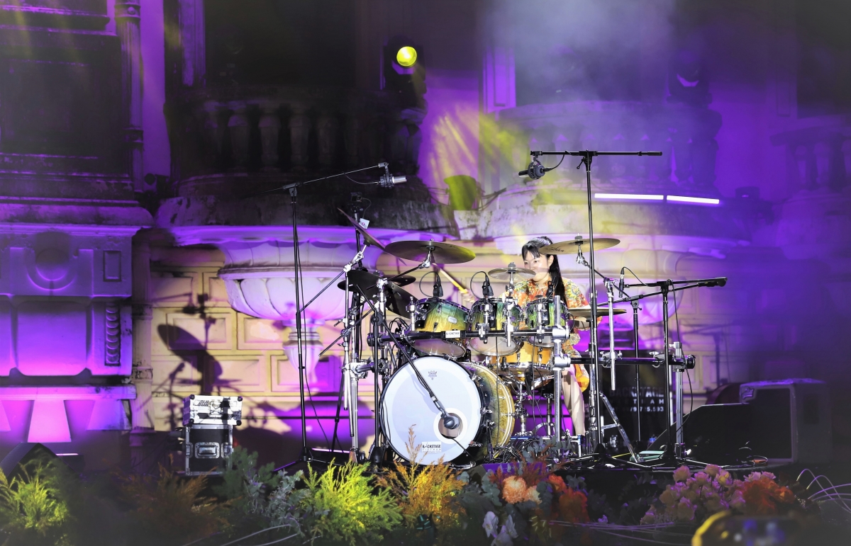 Nghệ sĩ chơi trống của ban nhạc "Senri Kawaguchi Special Fusion Band".