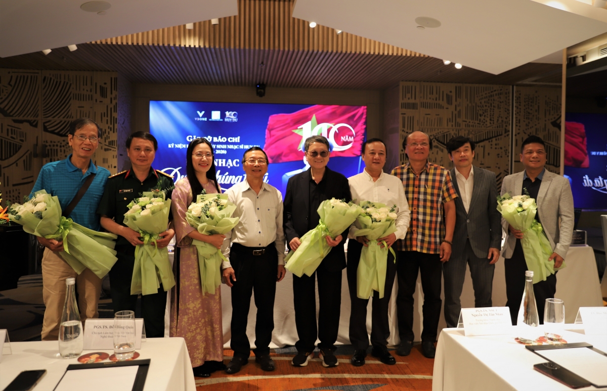 PGS - TS Huy Phương tặng hoa Ban chỉ đạo và Ban tổ chức chương trình.