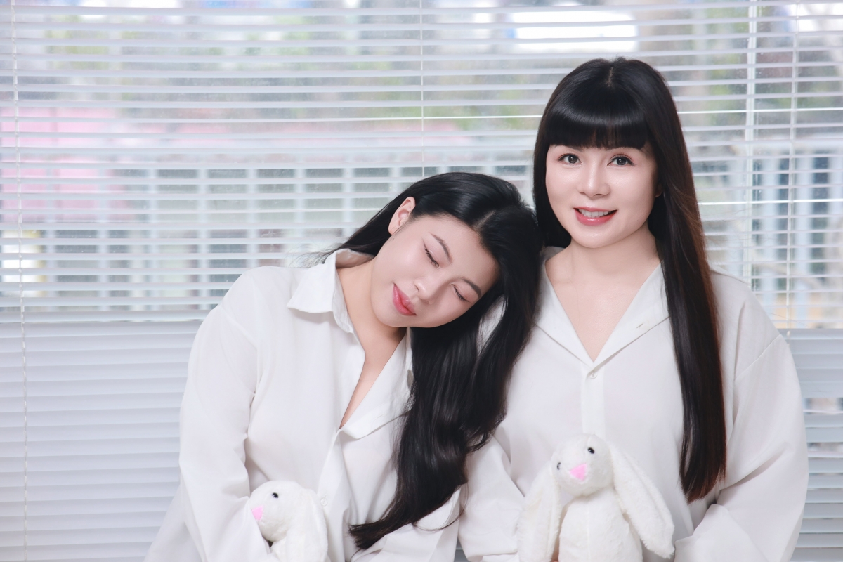 BTV Hứa Quỳnh Chi và con gái – nghệ sĩ Cello trẻ Lã Hứa Bình Nhi. 