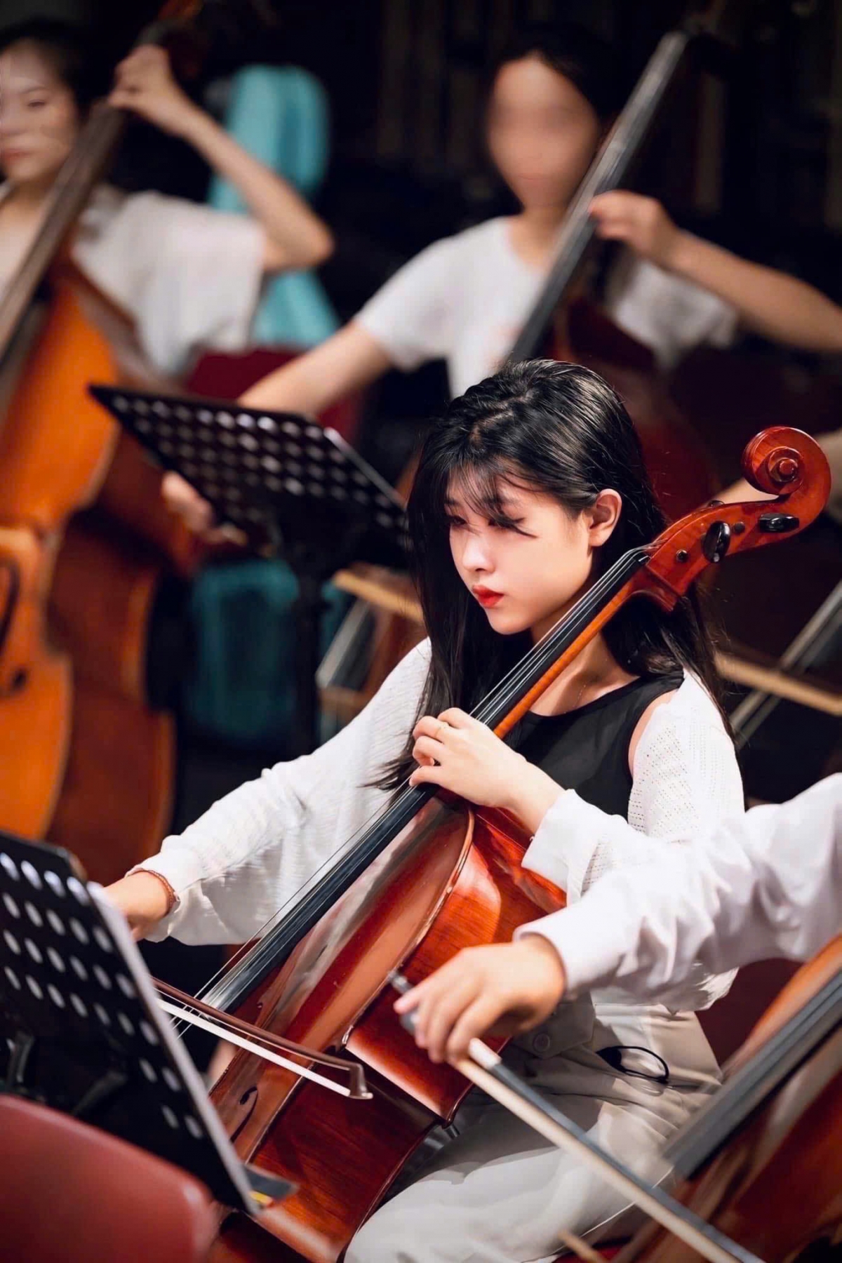 Nghệ sĩ đàn Cello trẻ Lã Hứa Bình Nhi diễn tấu trong dàn nhạc giao hưởng.