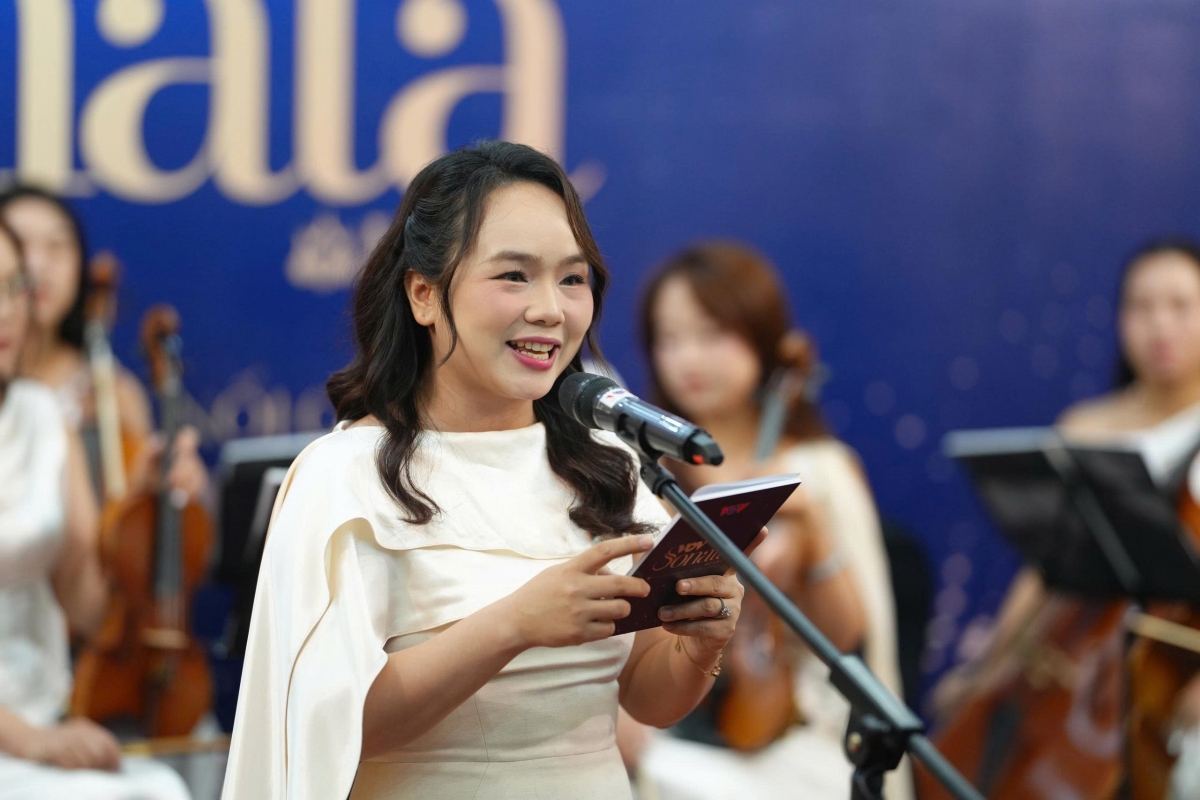 Biên tập viên Thu Cúc phát biểu.