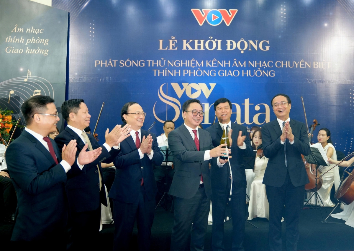 Ban lãnh đạo Đài TNVN và các Ban chuyên môn mở nút chai Champagne chúc mừng Lễ khởi động thành công.