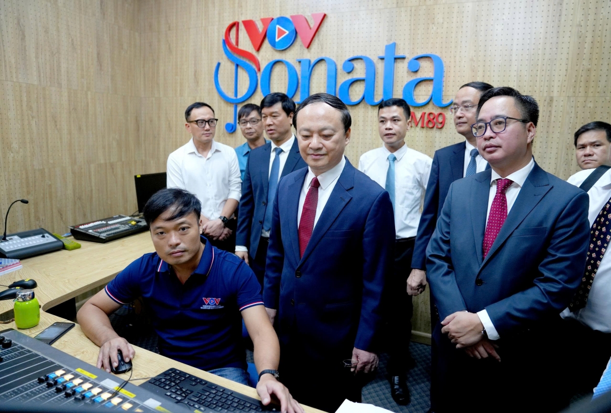 Ban lãnh đạo Đài TNVN, lãnh đạo các ban, phòng và các đại biểu thăm quan phòng thu Kênh Âm nhạc chuyên biệt thính phòng giao hưởng VOV SONATA – FM89.