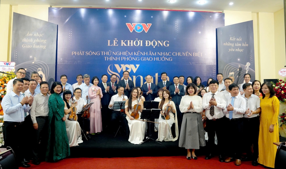 Ban lãnh đạo Đài TNVN, lãnh đạo các Ban, phòng chuyên môn, các đại biểu, nghệ sĩ và người tham dự chụp ảnh lưu niệm.