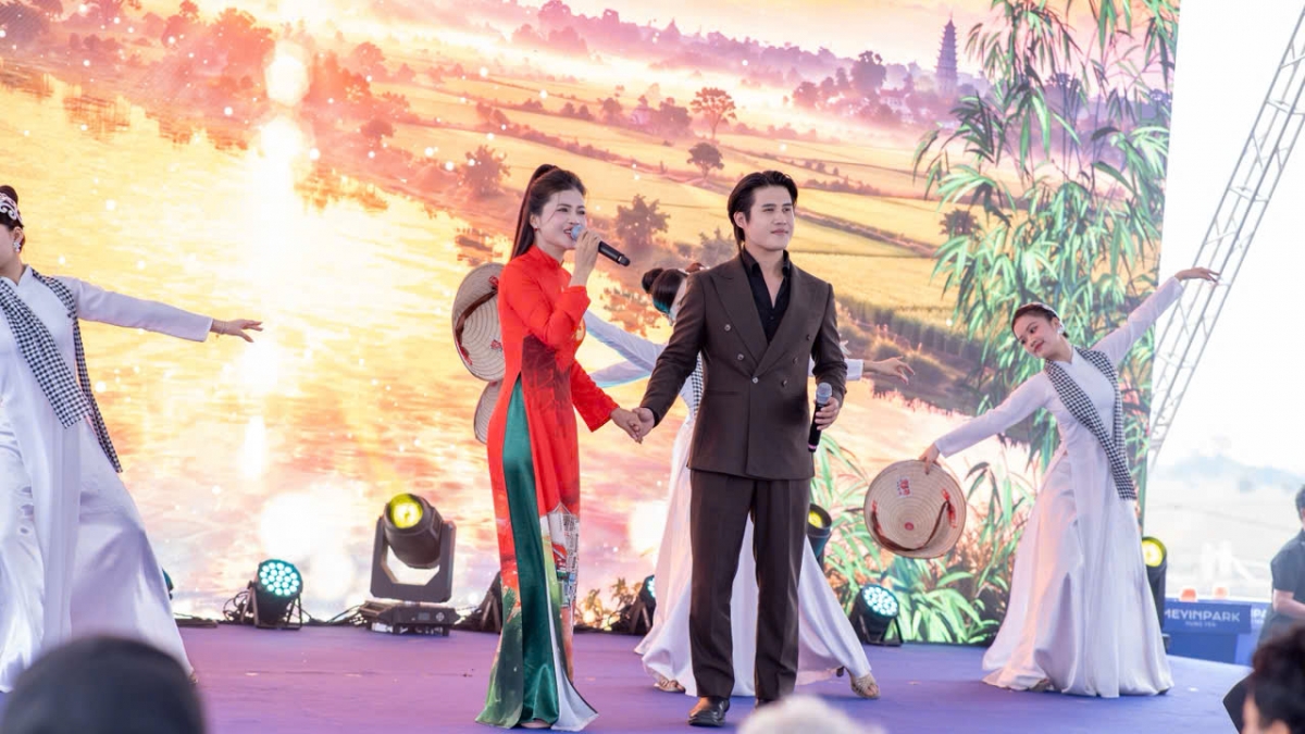 Cặp đôi ca sĩ Phan Hải Lý và Nguyên Linh.