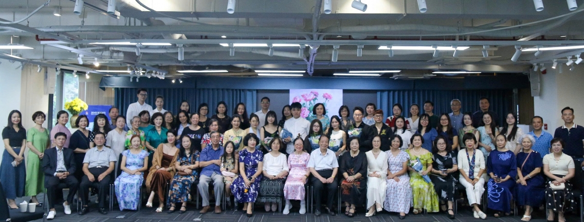 Khán giả và nghệ sĩ chụp ảnh lưu niệm.