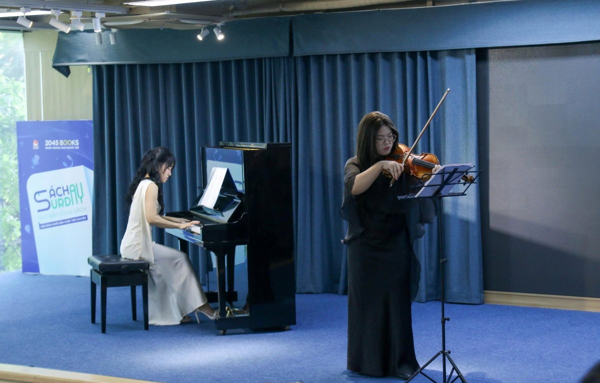 Nghệ sĩ violin Phương Chi và pianist Hoa Ngọc Hà.