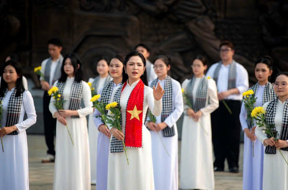 Ca sĩ Nguyễn Duyên Quỳnh trong MV “Dưới cờ tổ quốc ta về.