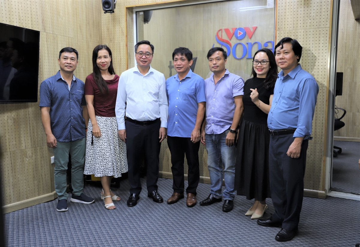 Đồng chí Phạm Mạnh Hùng - Ủy viên ban thường vụ - Phó Tổng Giám đốc Đài Tiếng nói Việt Nam, phụ trách trực tiếp Kênh Âm nhạc chuyên biệt thính phòng giao hưởng VOV Sonata - FM89 và các lãnh đạo, biên tập viên, kỹ thuật viên của kênh.